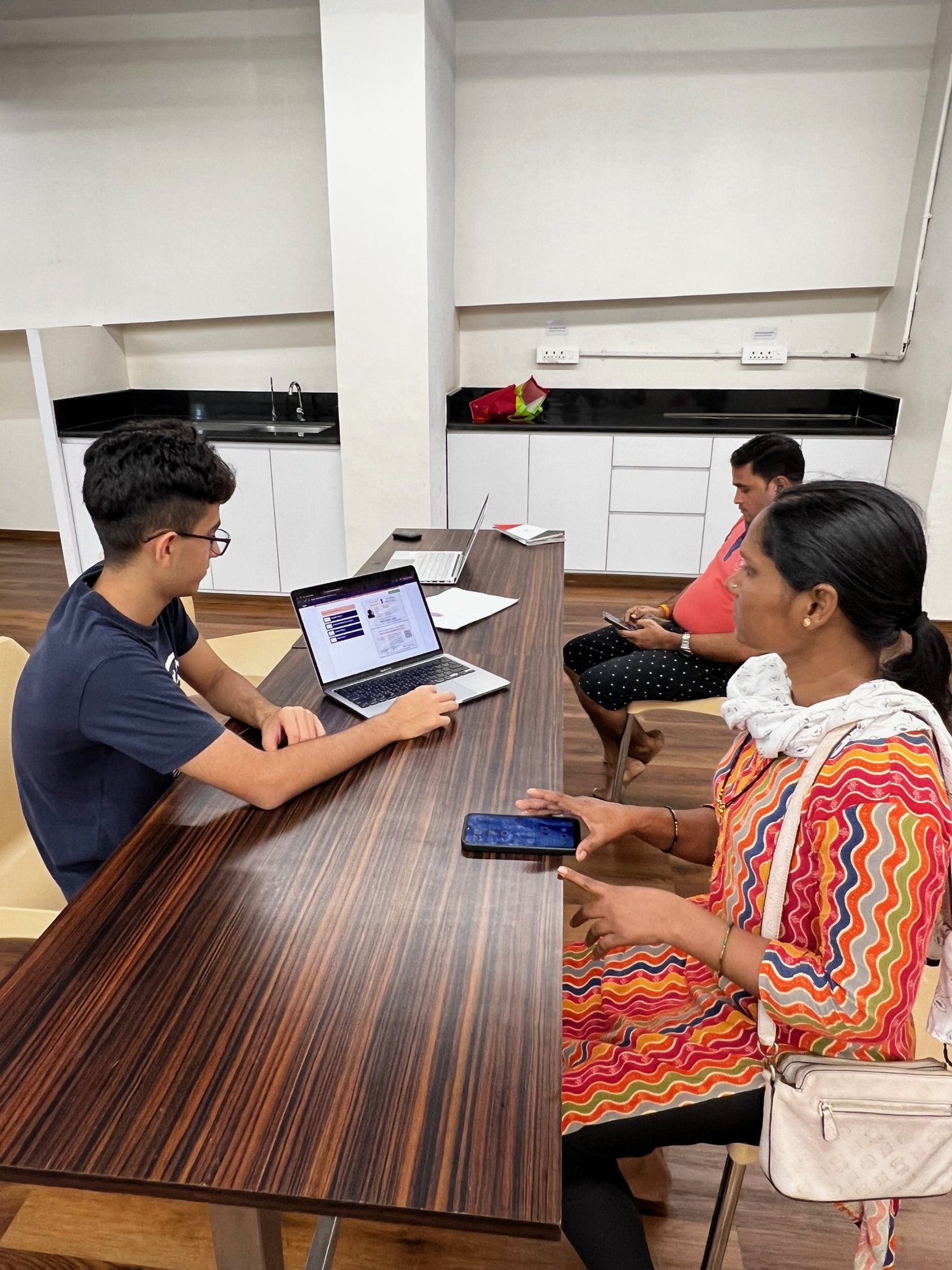 Ayaan Wadhwa helping a worker register for the e-Shram card